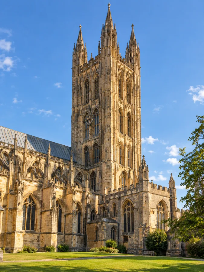 Die Türme der Kathedrale von Canterbury vor blauem Himmel