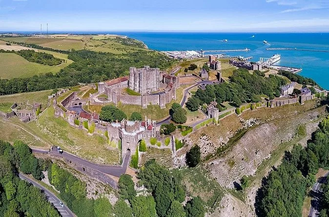 Vista aérea del Castillo de Dover sobre su colina junto al mar