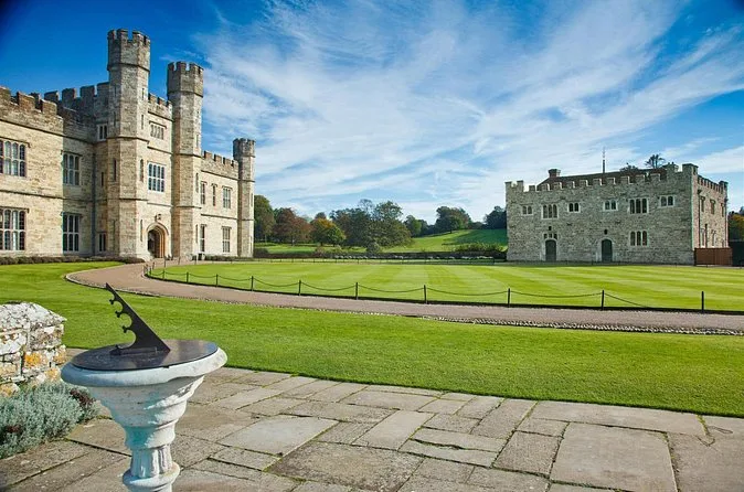 El Castillo de Leeds al otro lado de sus praderas de césped