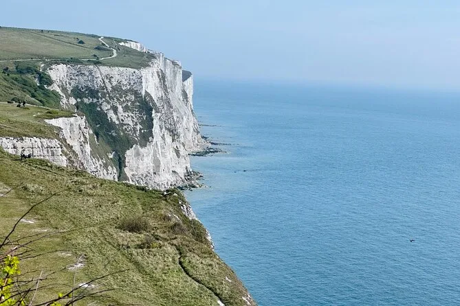 Der Klippenpfad über den Weißen Klippen von Dover, unten das Meer