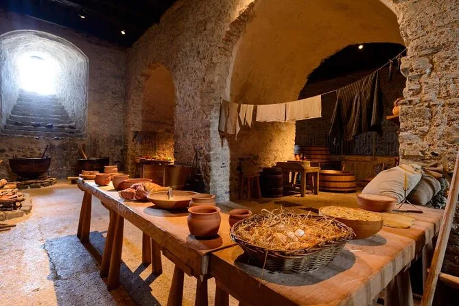 Eine nachgebaute mittelalterliche Küche in Dover Castle mit Töpfen und Körben
